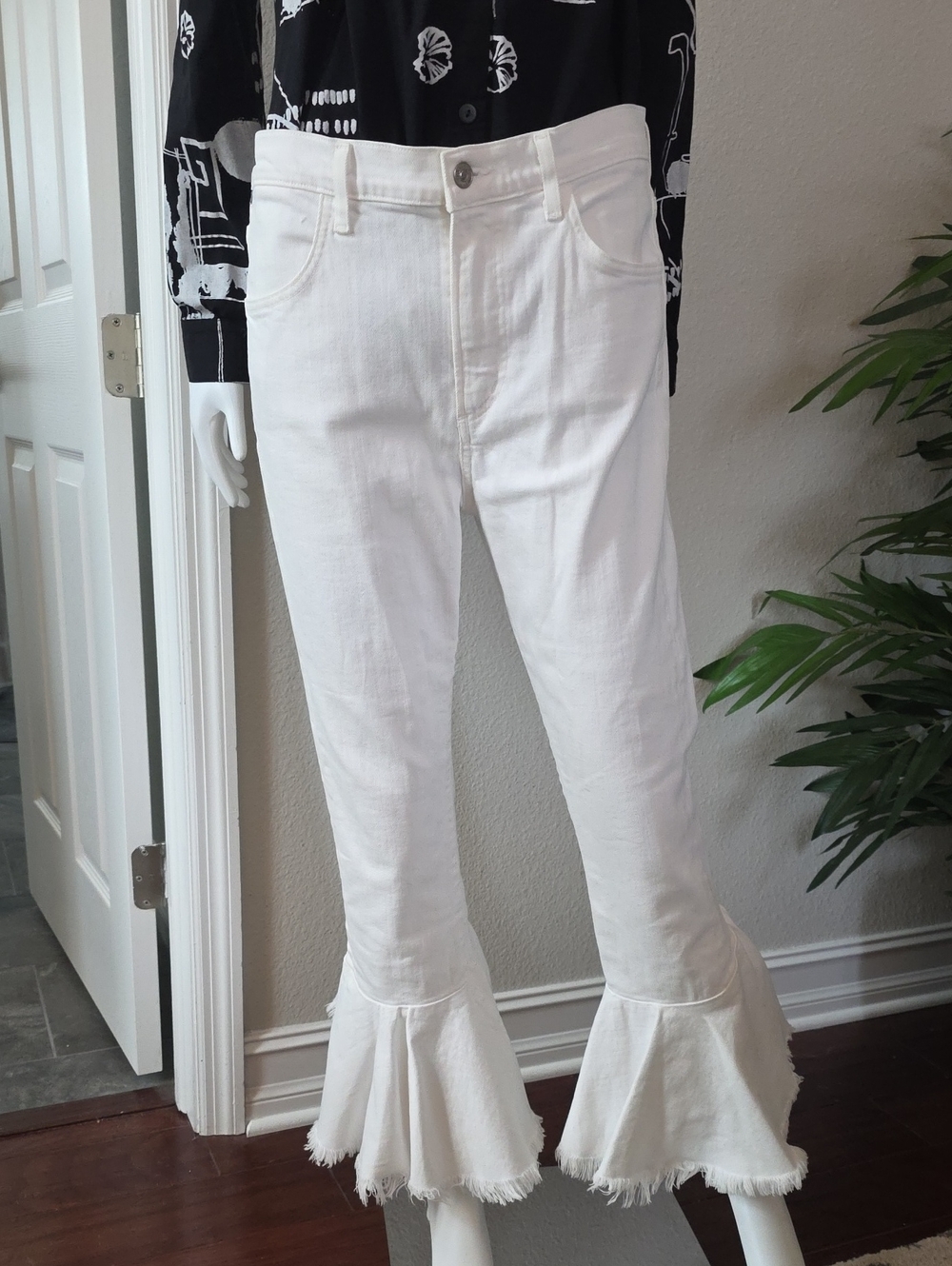 Citizens of Humanity Drew Flounce Size 31 White Denim Asymmetric Flare At Cuff